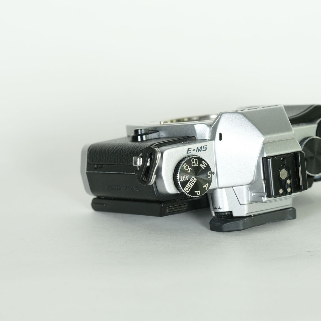 OLYMPUS OM-D E-M5 ボディ シルバー
