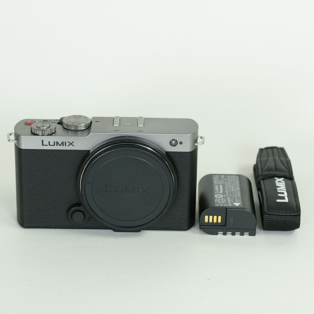 Panasonic LUMIX DC-S9 Panasonic LUMIX DC-S9