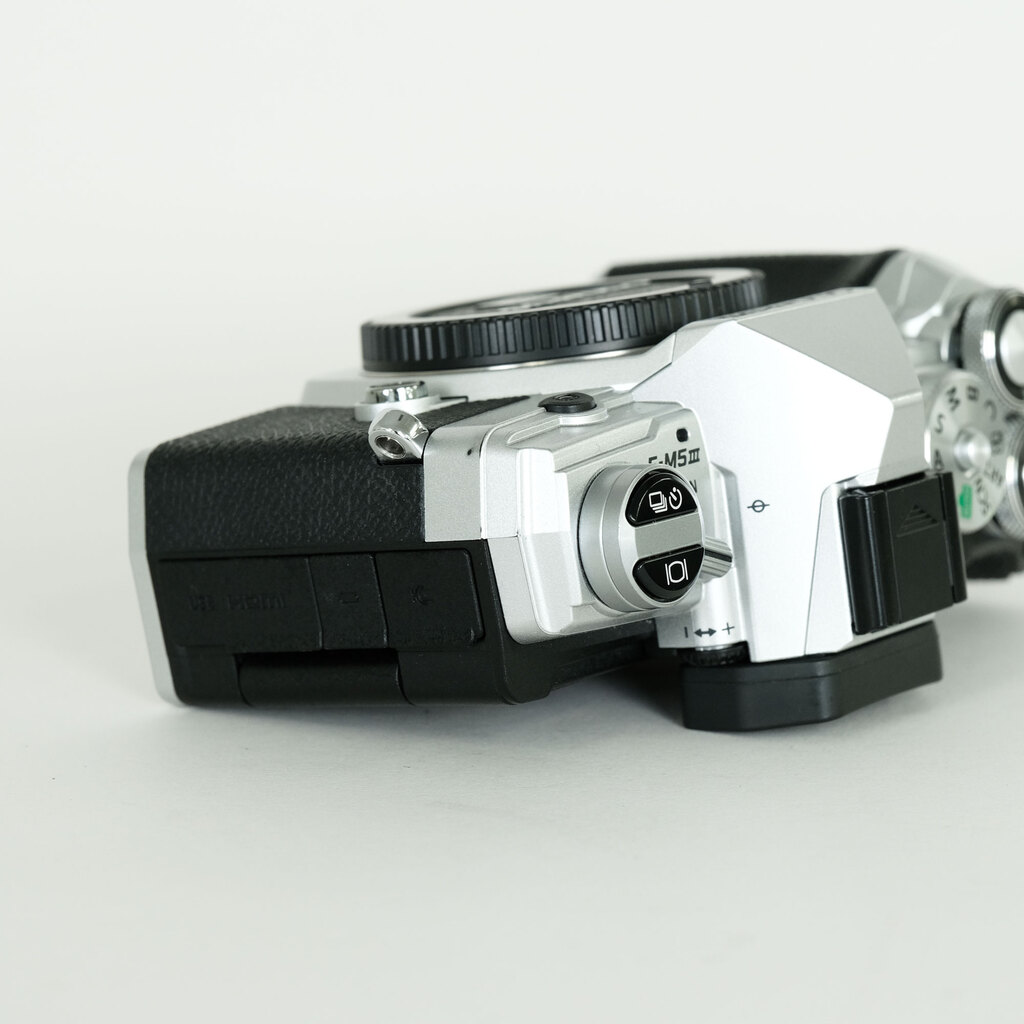 OLYMPUS OM-D E-M5 Mark III