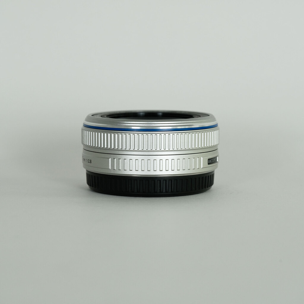 OLYMPUS M.ZUIKO DIGITAL 17mm F2.8 シルバー OLYMPUS M.ZUIKO DIGITAL 17mm F2.8 シルバー