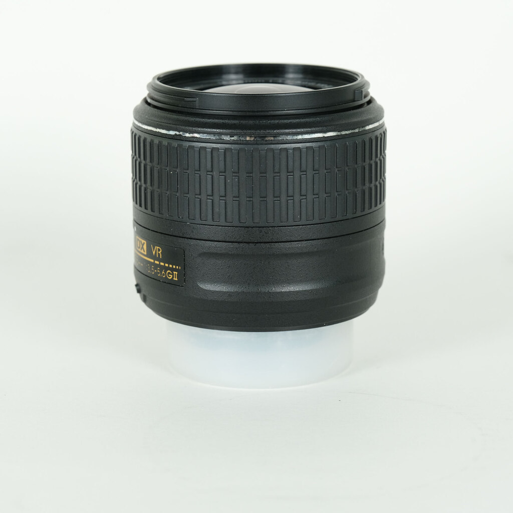 Nikon AF-S DX NIKKOR 18-55mm f3.5-5.6G VR II Nikon AF-S DX NIKKOR 18-55mm f3.5-5.6G VR II