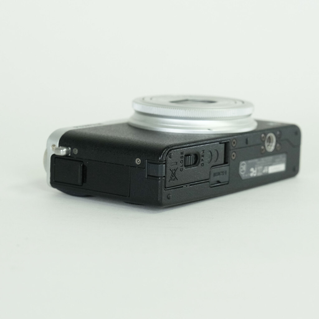 FUJIFILM XQ2 シルバー FUJIFILM XQ2 シルバー