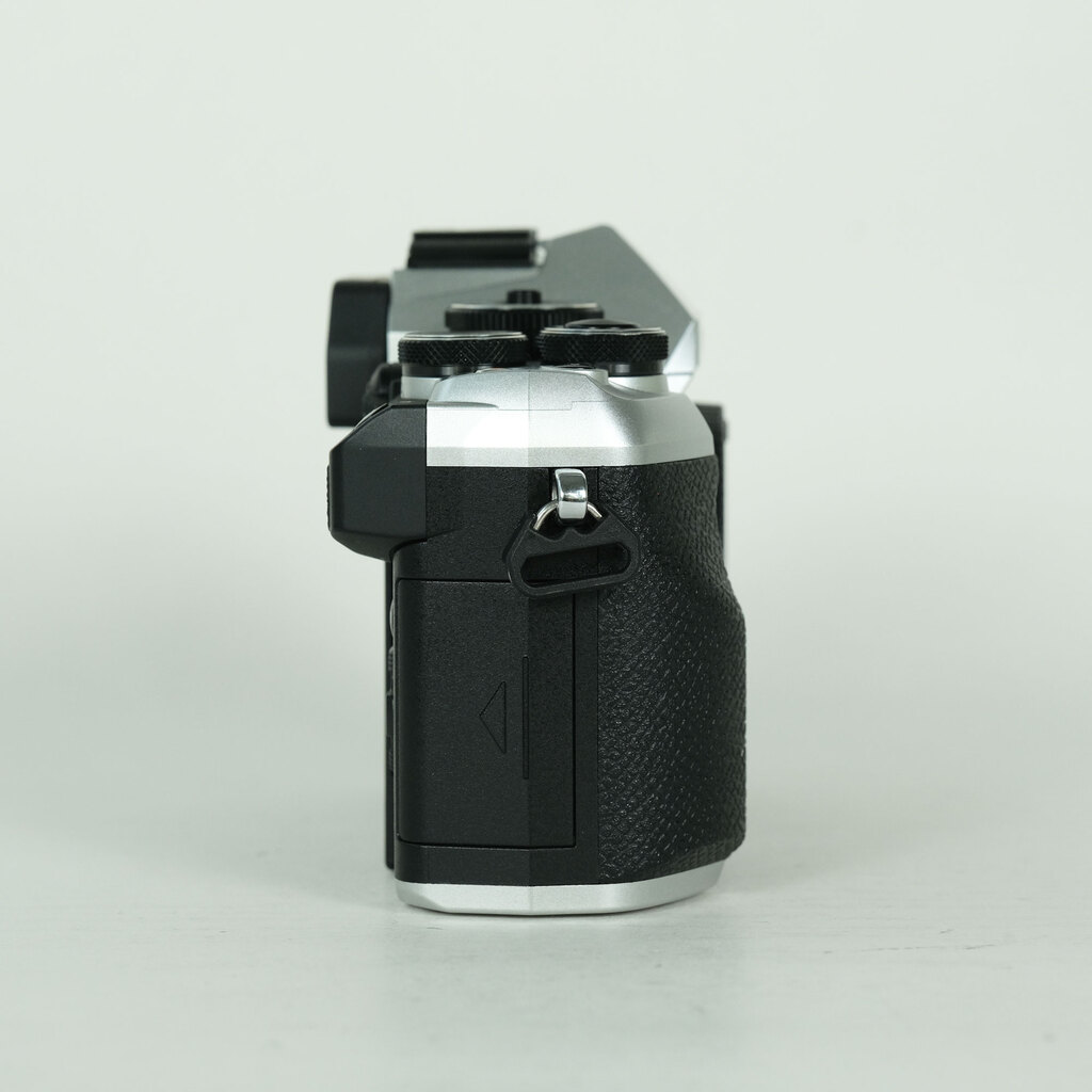 OM SYSTEM OM-5 Mark II ボディ シルバーの出品 | ONE SCENE（ワンシーン）