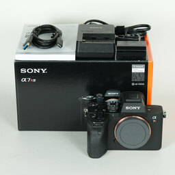 SONY α7RIV ボディ ILCE-7RM4A   【後期モデル 液晶下部にSONYロゴなし】
