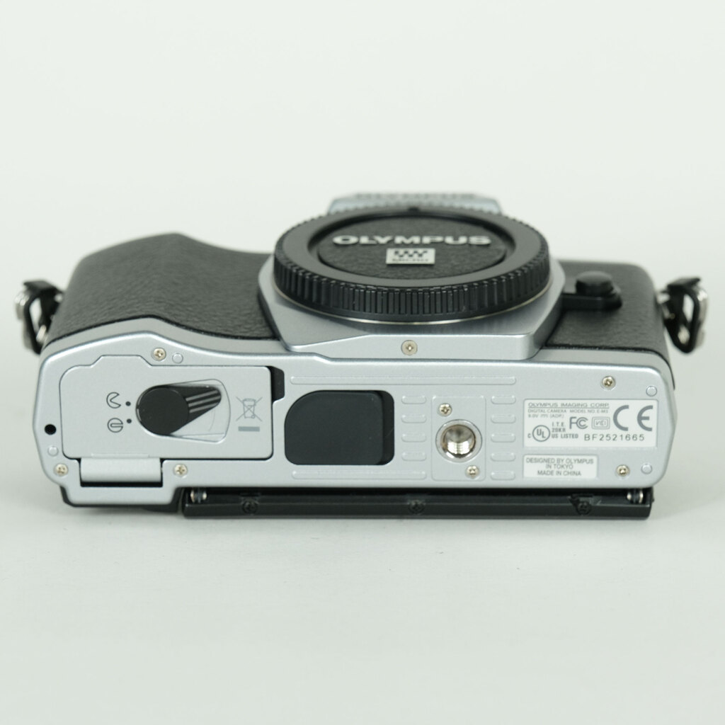 OLYMPUS OM-D E-M5 ボディ シルバー OLYMPUS OM-D E-M5 ボディ シルバー
