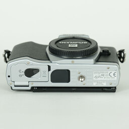 OLYMPUS OM-D E-M5 ボディ シルバー OLYMPUS OM-D E-M5 ボディ シルバー