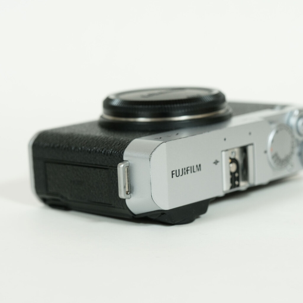 Fujifilm X-E4 デジタルカメラ レンズ付　美品 FUJIFILM X-E4の出品 | ONE SCENE（ワンシーン）