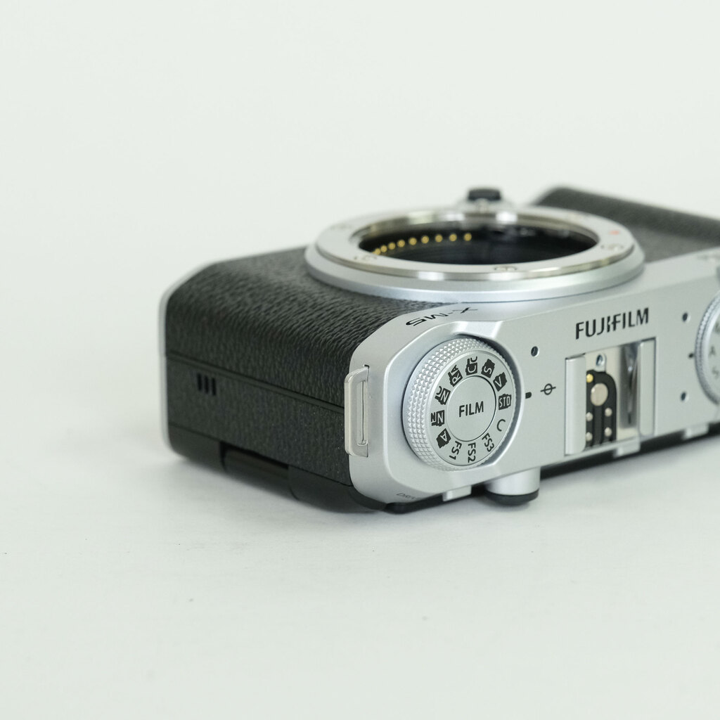 FUJIFILM X-M5
