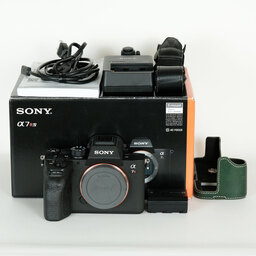 SONY α7RIV ボディ ILCE-7RM4A   【後期モデル 液晶下部にSONYロゴなし】