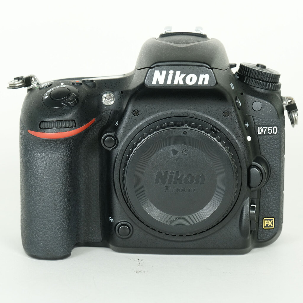 Nikon D750 [�{�f�B]