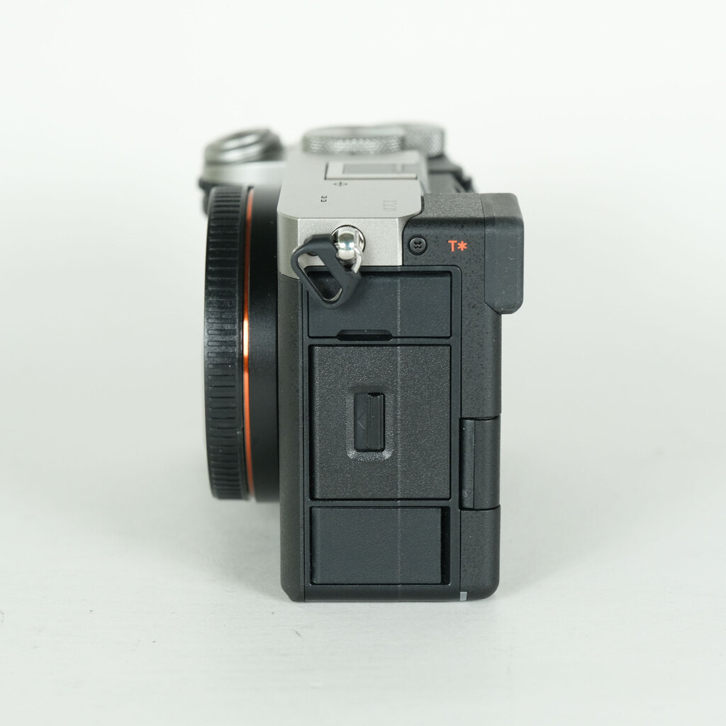SONY α7C II ボディ 保証書あり バッテリー付き ショット数325 SONY α7C II（ILCE-7CM2）の出品 | ONE SCENE（ワンシーン）