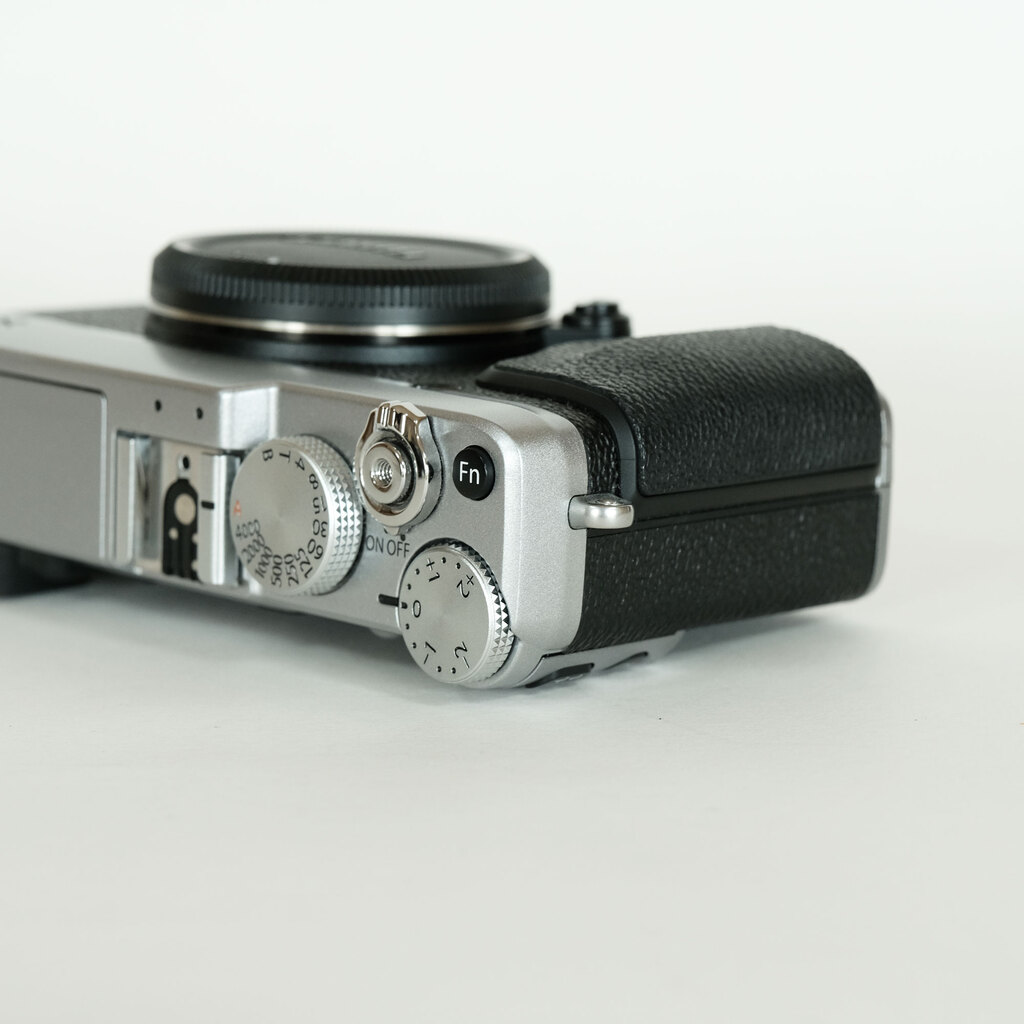 FUJIFILM X-E1 シルバーの出品 | ONE SCENE（ワンシーン）