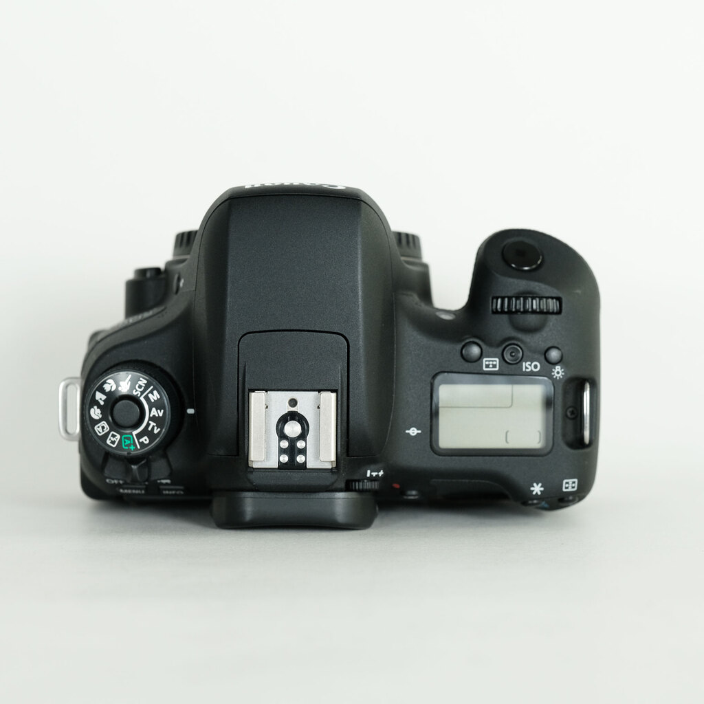 Canon EOS 8000D Canon EOS 8000D