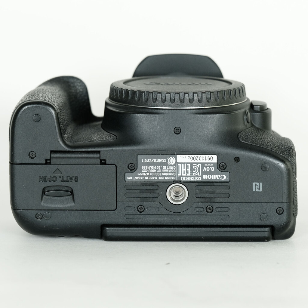 Canon EOS 8000D