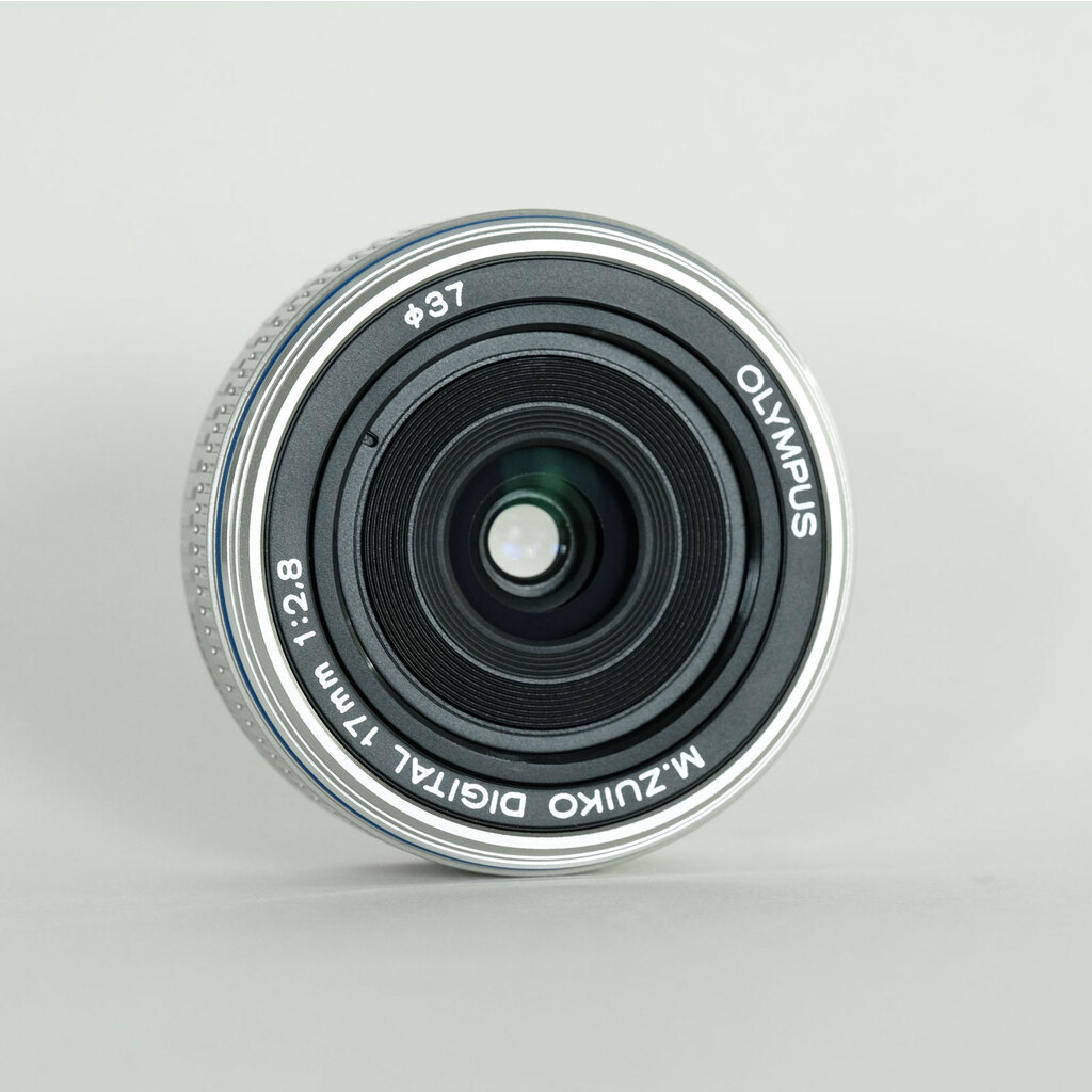 OLYMPUS M.ZUIKO DIGITAL 17mm F2.8 シルバー OLYMPUS M.ZUIKO DIGITAL 17mm F2.8 シルバー