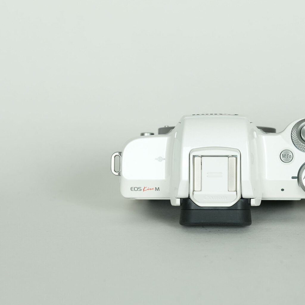 Canon EOS Kiss M Canon EOS Kiss M