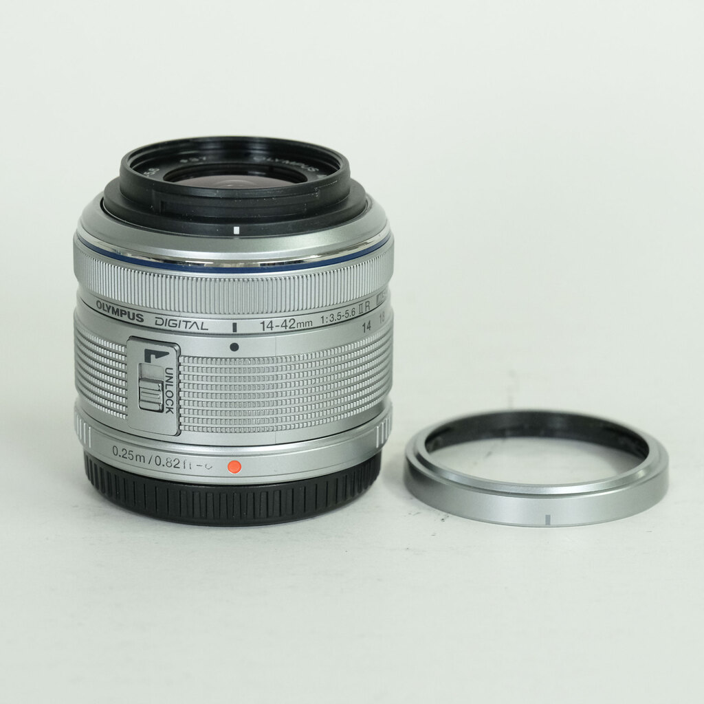 OLYMPUS M.ZUIKO DIGITAL 14-42mm F3.5-5.6IIR シルバー OLYMPUS M.ZUIKO DIGITAL 14-42mm F3.5-5.6IIR シルバー
