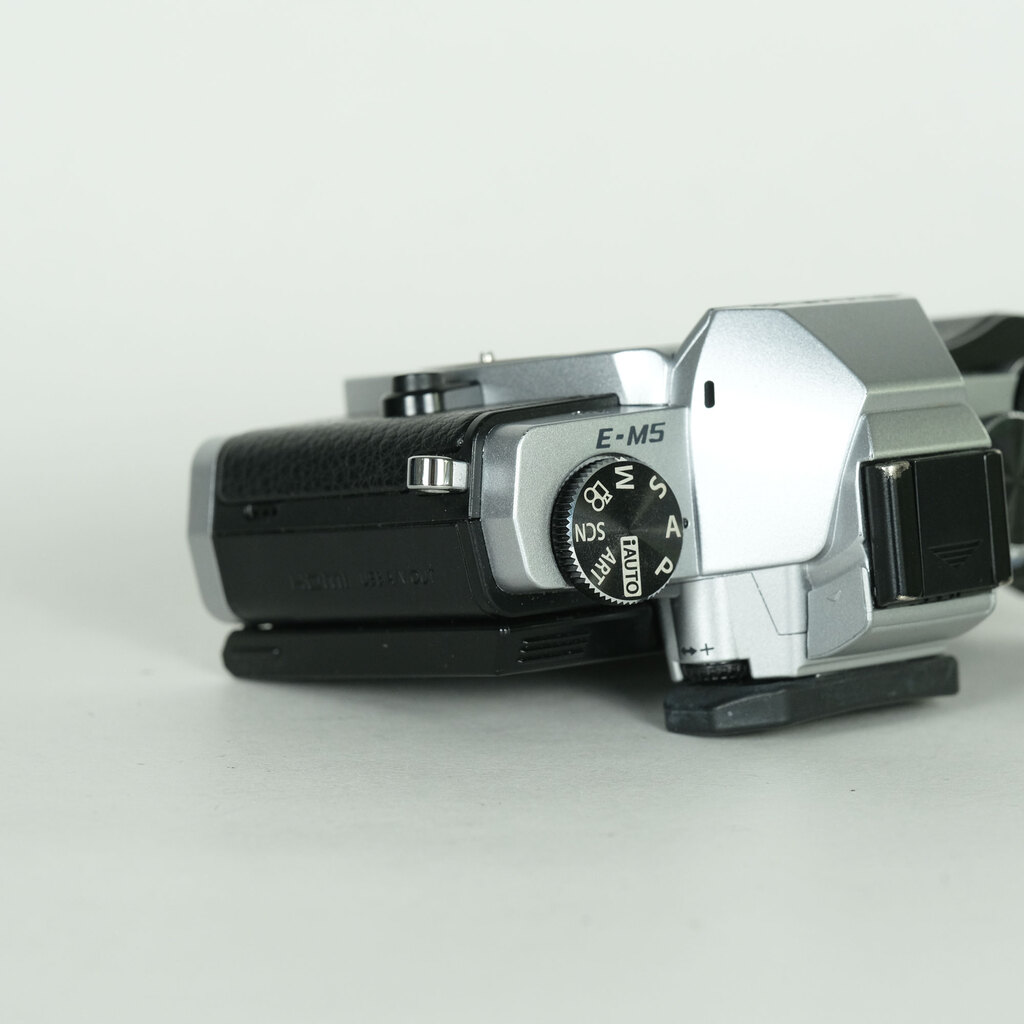 OLYMPUS OM-D E-M5 ボディ シルバー OLYMPUS OM-D E-M5 ボディ シルバー