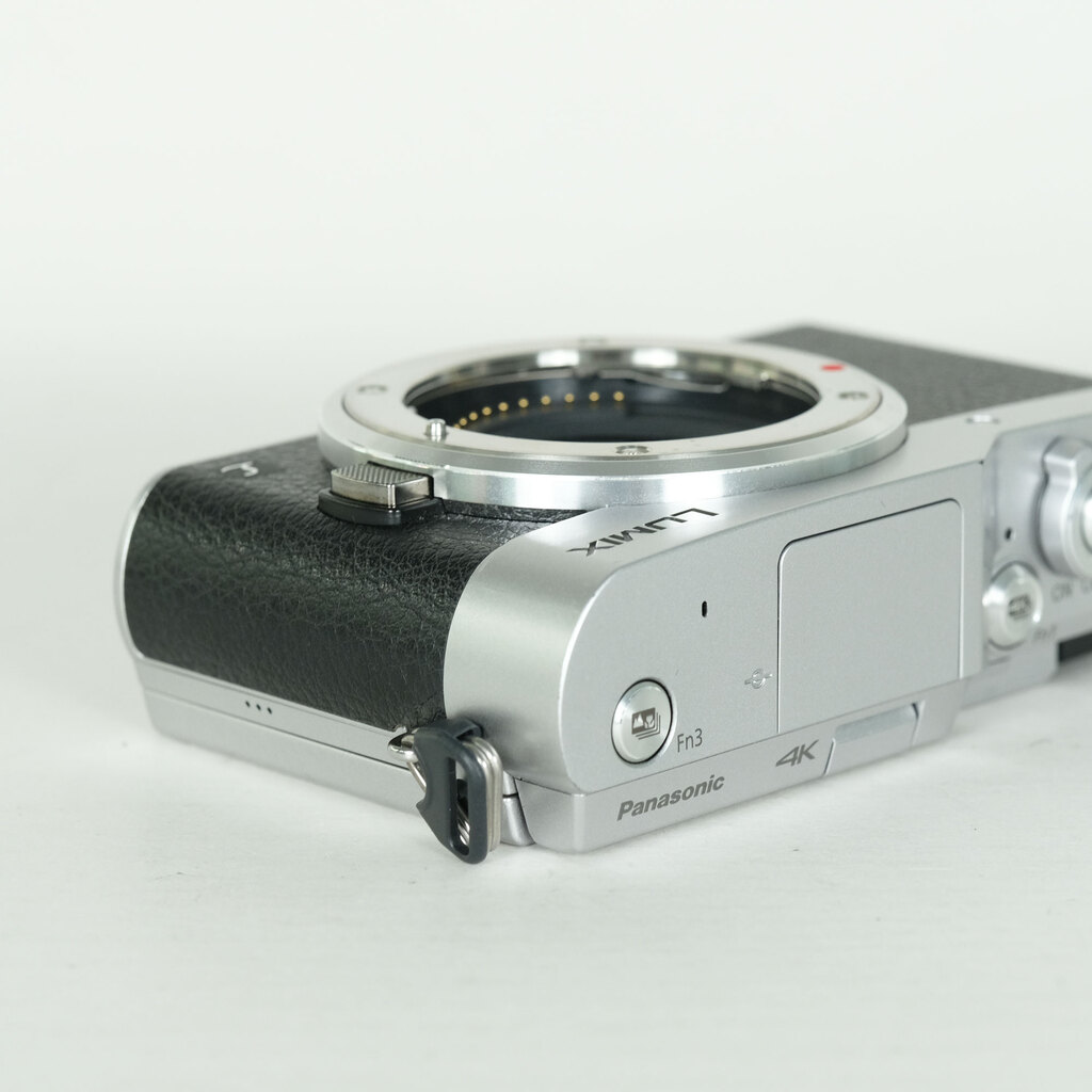 Panasonic LUMIX DC-GF9 ボディ シルバーの出品 | ONE SCENE（ワンシーン）