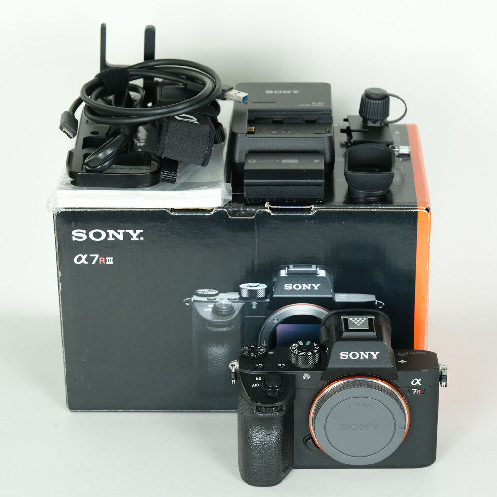 SONY α7R III ILCE-7RM3 本体とストラップ SONY α7R III（ILCE-7RM3）の出品 | ONE SCENE（ワンシーン）