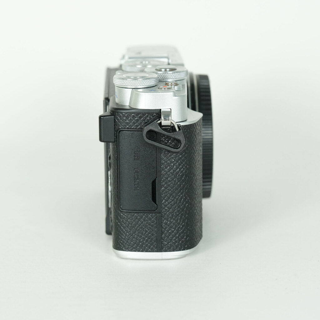 OLYMPUS PEN E-P7 [�{�f�B �V���o�[]