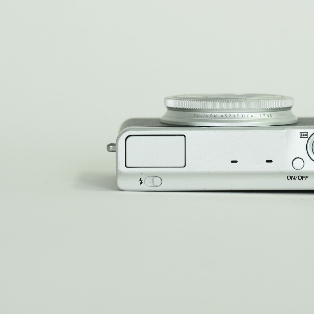 FUJIFILM XQ2 シルバー FUJIFILM XQ2 シルバー