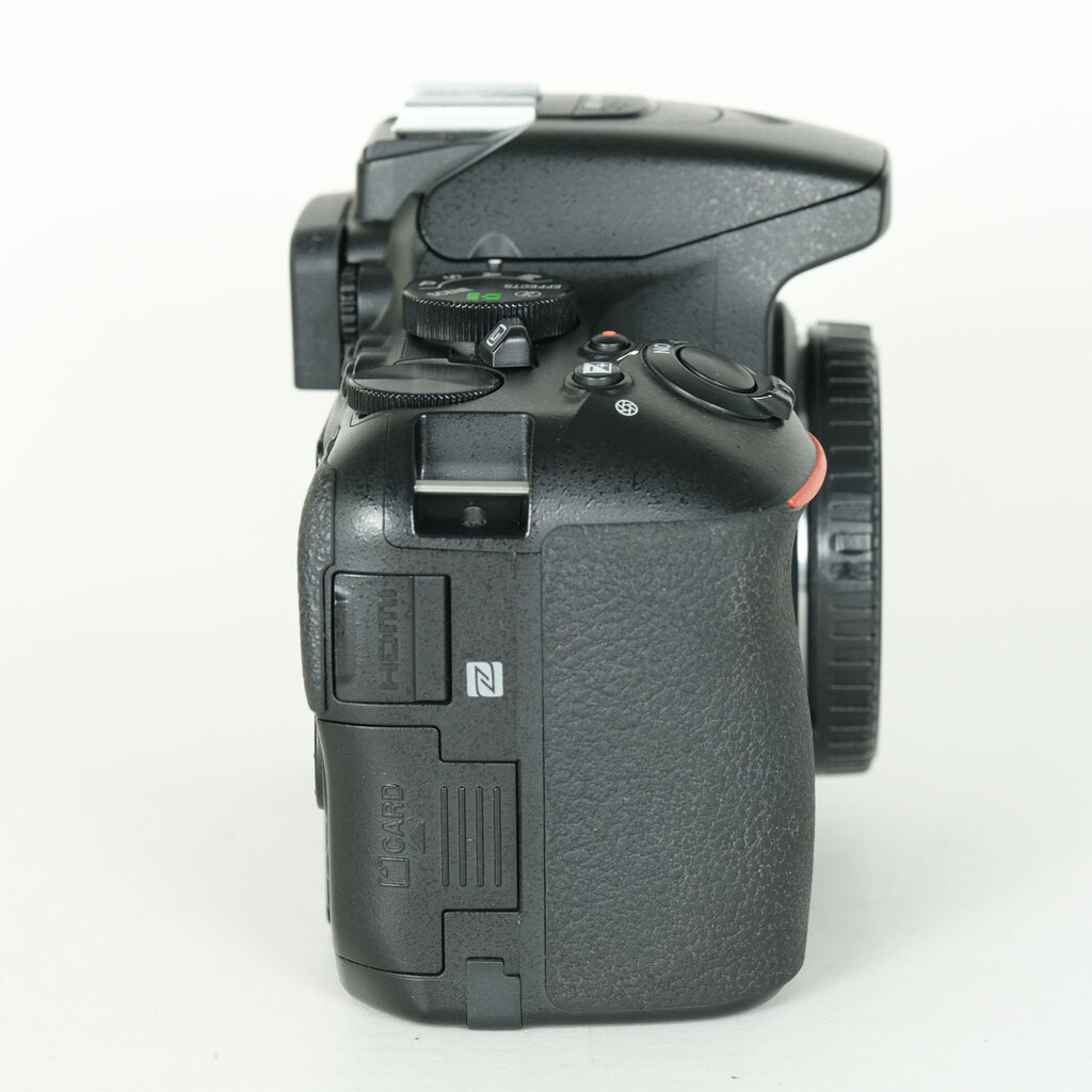 Nikon D5600 [�{�f�B]