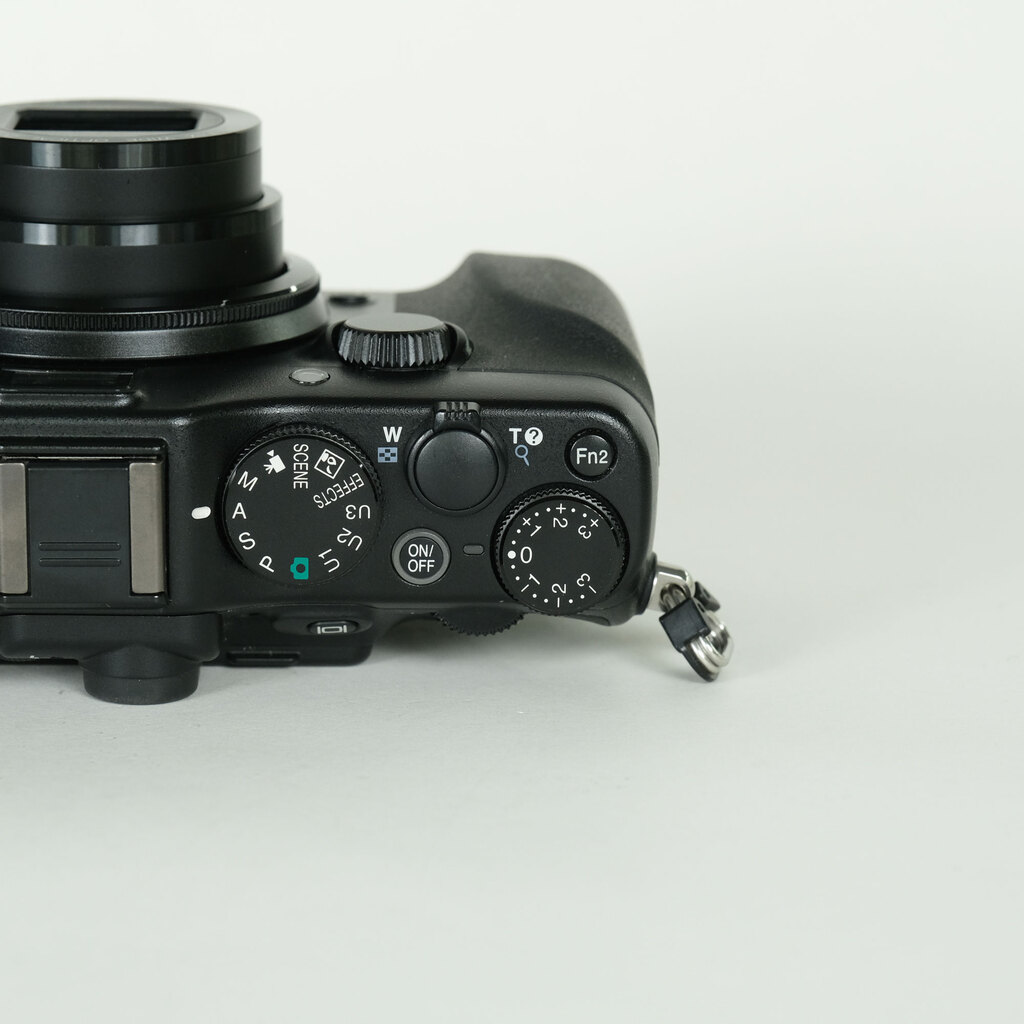 Nikon COOLPIX P7100 ブラックの出品 | ONE SCENE（ワンシーン）