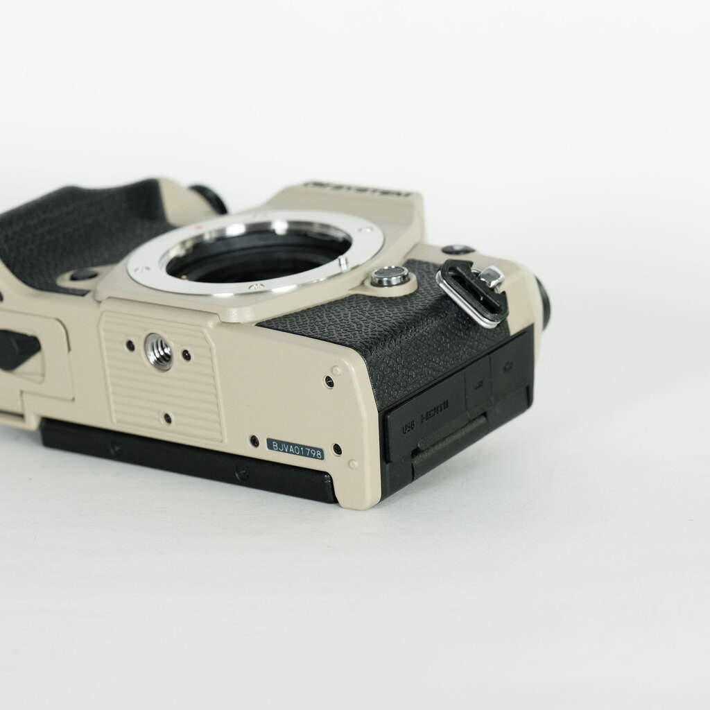 OM SYSTEM OM-5 Mark II ボディ サンドベージュの出品 | ONE SCENE