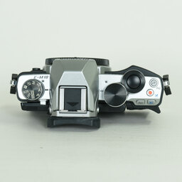 OLYMPUS OM-D E-M10 ボディ シルバー