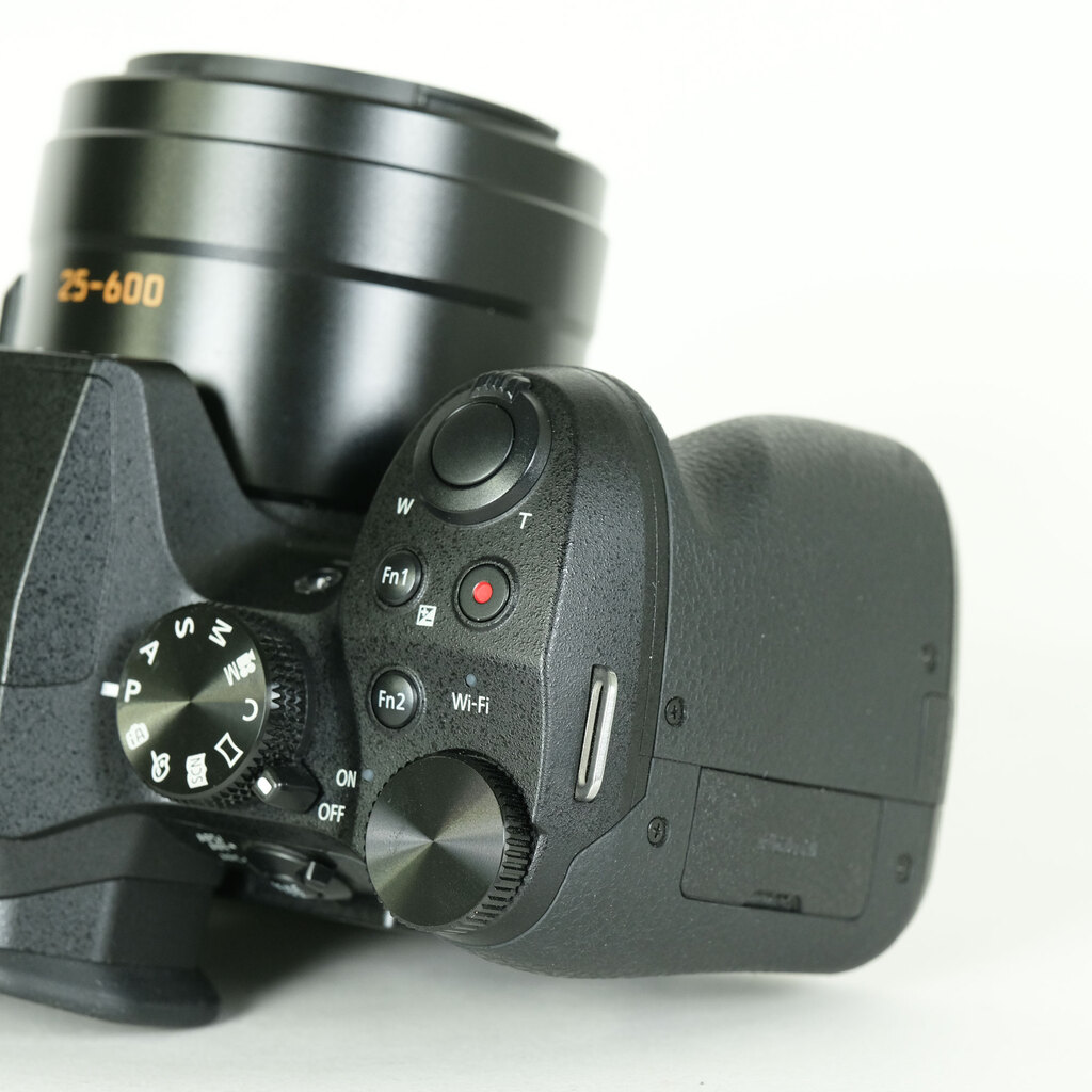 Panasonic LUMIX DMC-FZ300