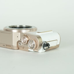 Panasonic LUMIX DC-GF10 ボディ ホワイト