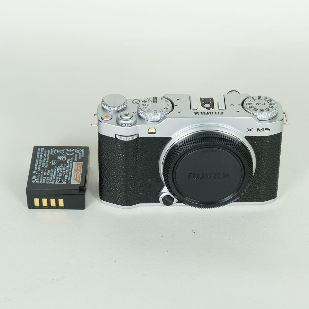 今年7月買ったもの！迷い出品！Fujifilm X-M5 おまけあり！ FUJIFILM X-M5の出品 | ONE SCENE（ワンシーン）