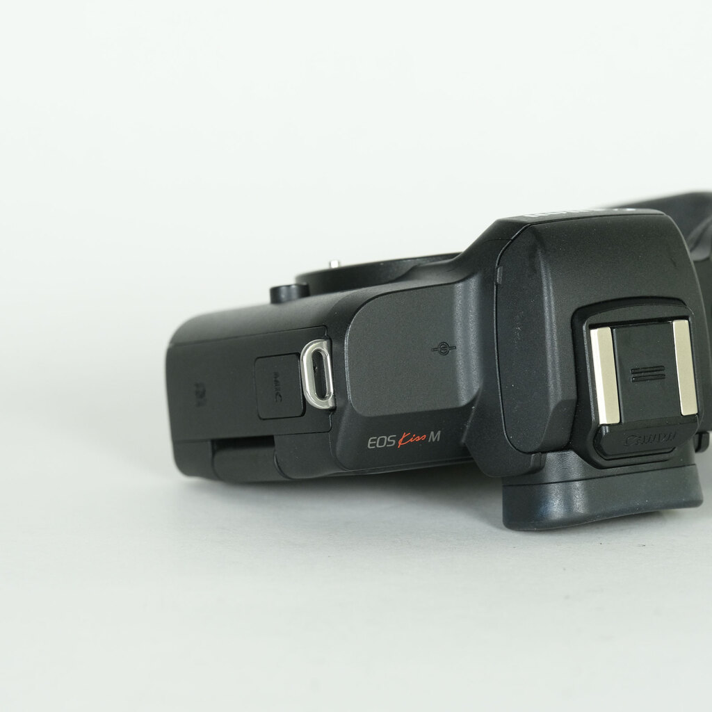 Canon EOS Kiss M Canon EOS Kiss M