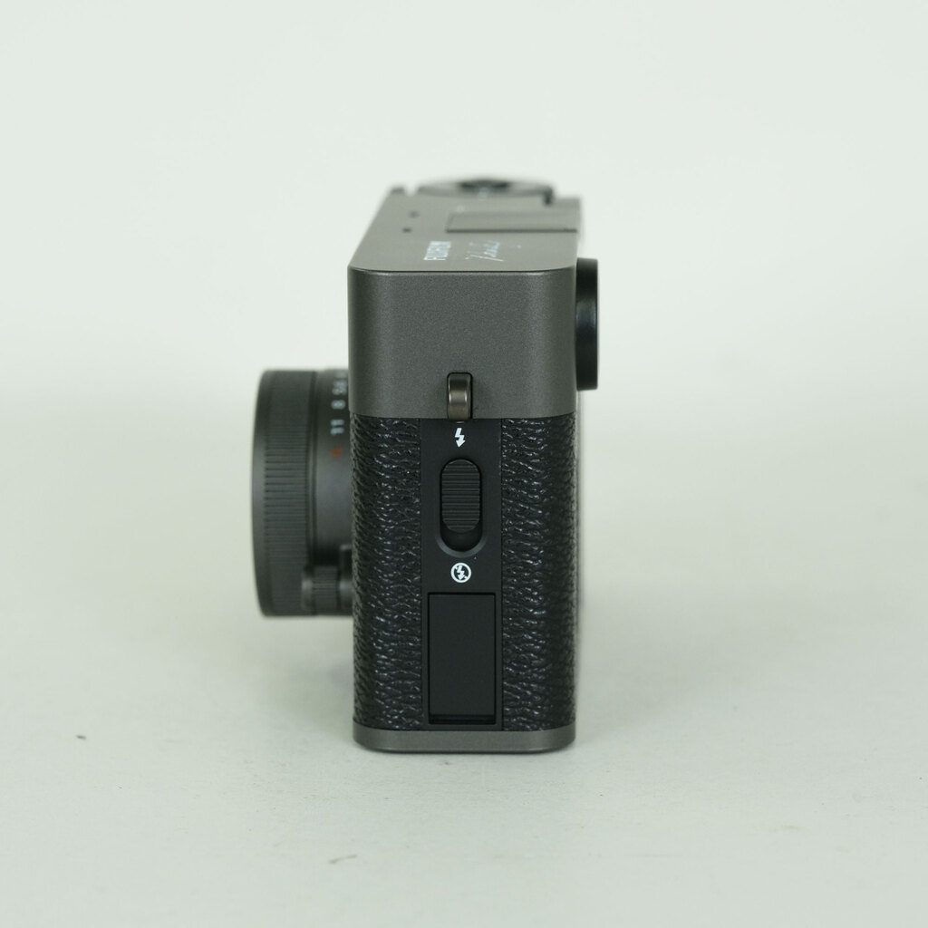 FUJIFILM X half X-HF1