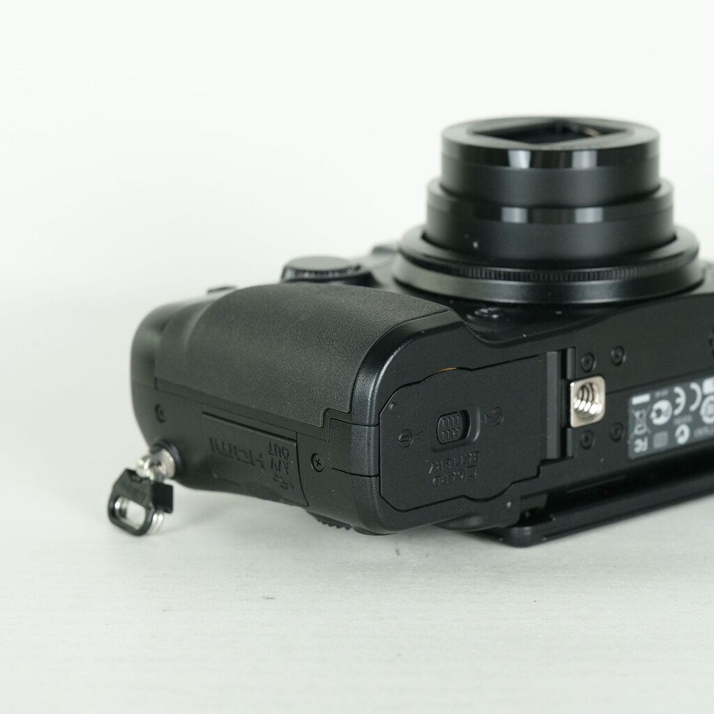 Nikon COOLPIX P7100 ブラックの出品 | ONE SCENE（ワンシーン）