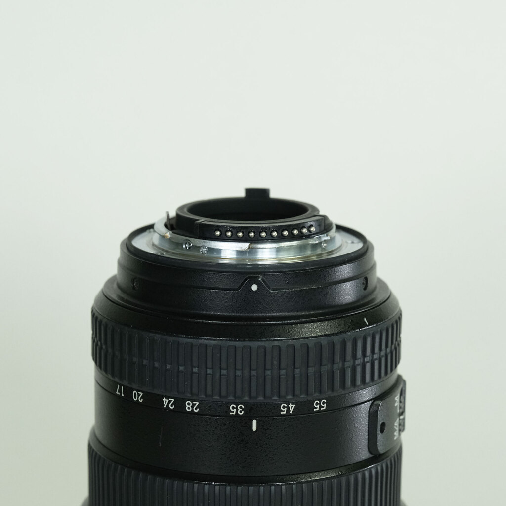 Nikon AF-S DX Zoom-Nikkor 17-55mm f/2.8G IF-ED Nikon AF-S DX Zoom-Nikkor 17-55mm f/2.8G IF-ED