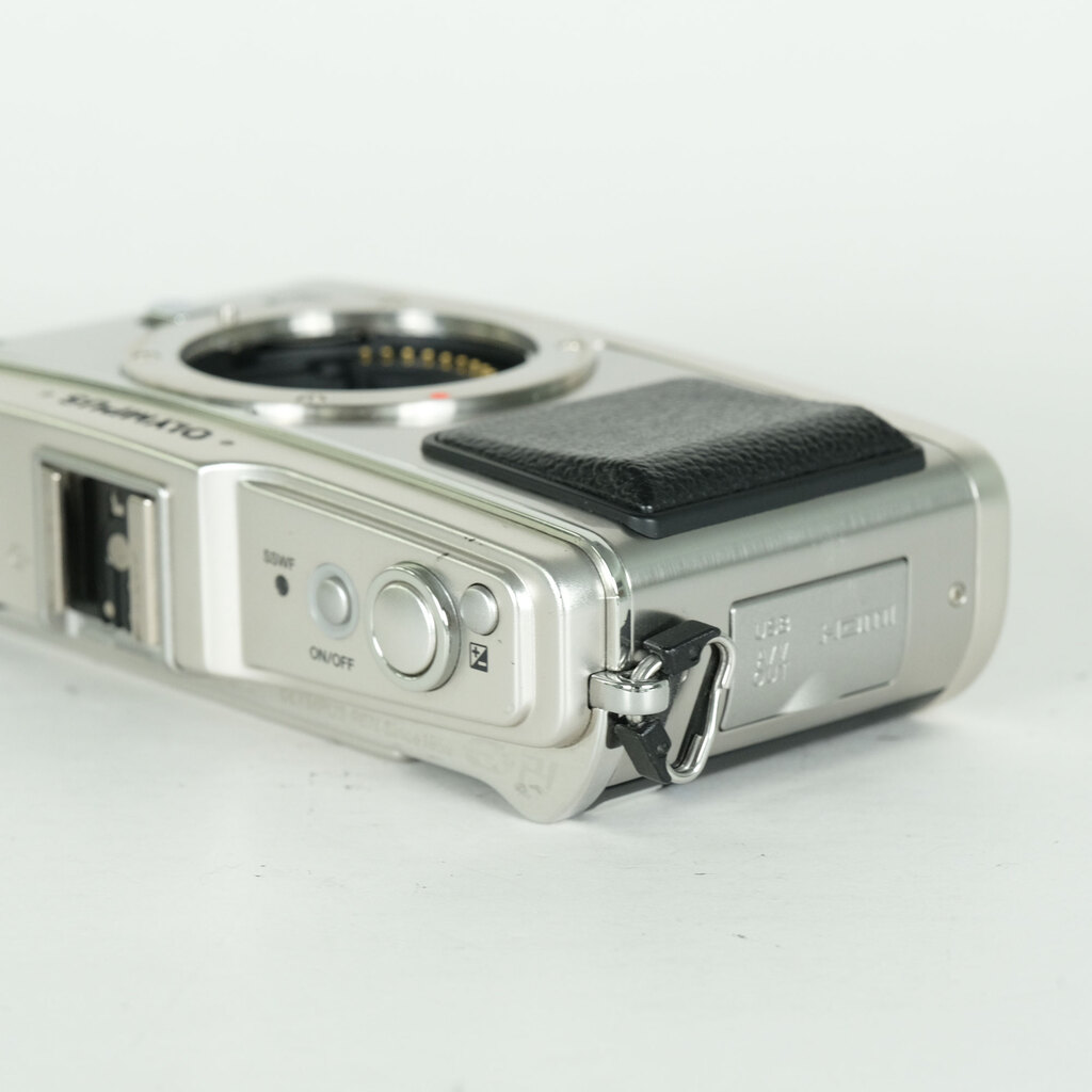 OLYMPUS PEN E-P1 ボディ シルバーの出品 | ONE SCENE（ワンシーン）