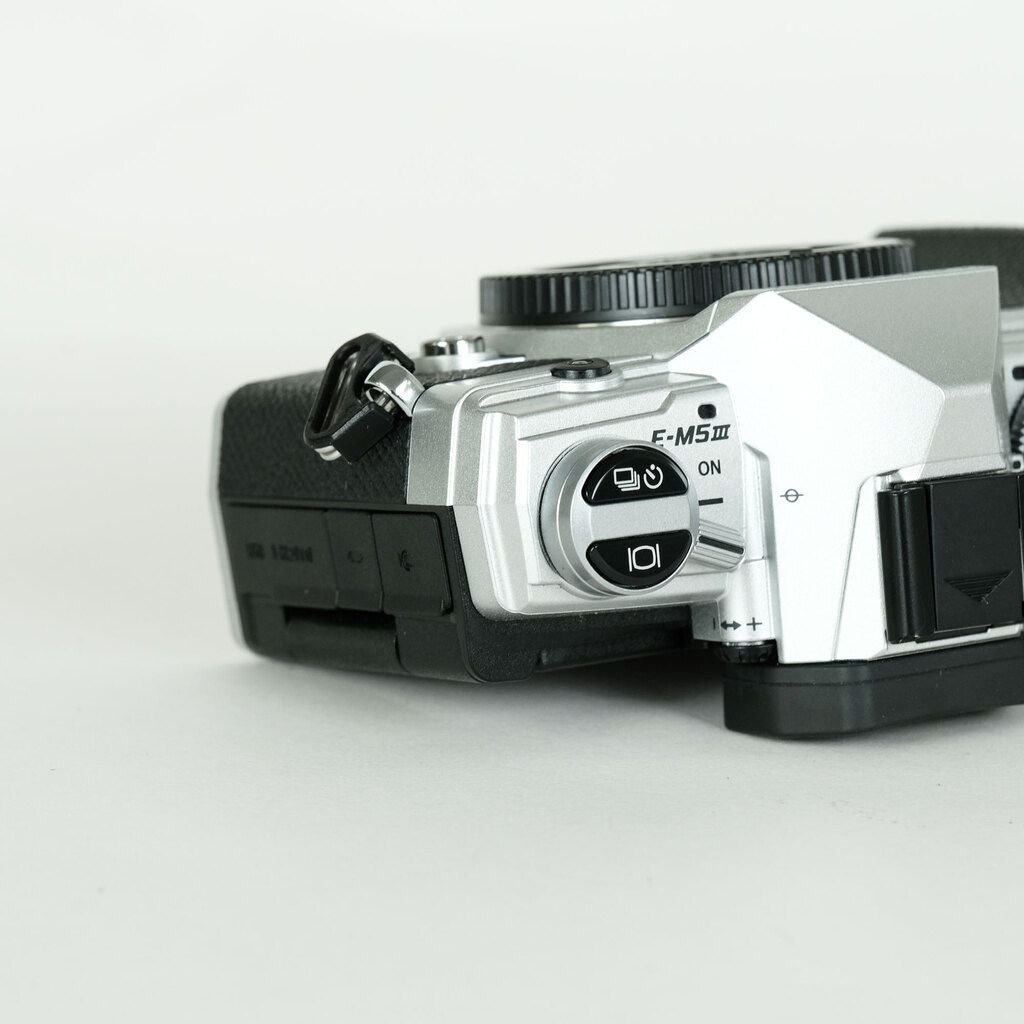 OLYMPUS OM-D E-M5 Mark III