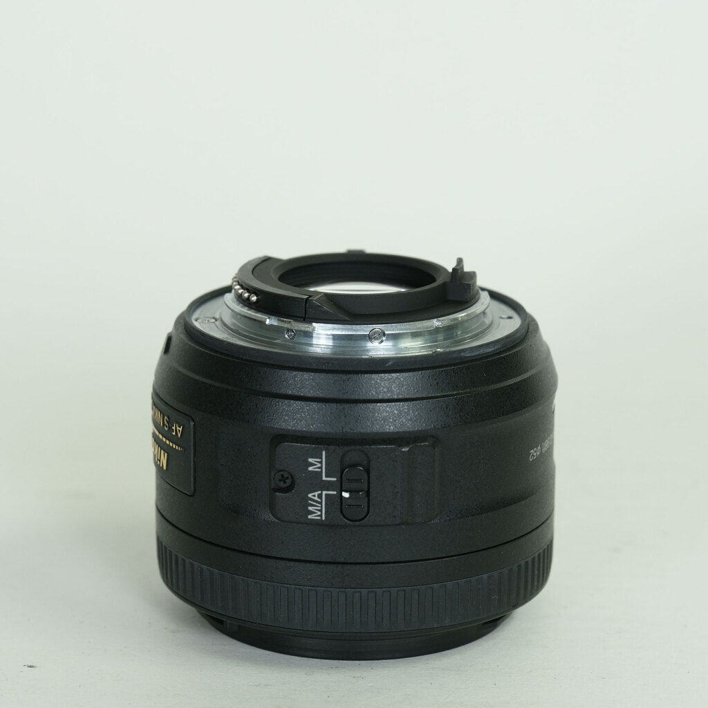 Nikon AF-S DX NIKKOR 35mm f/1.8G Nikon AF-S DX NIKKOR 35mm f/1.8G