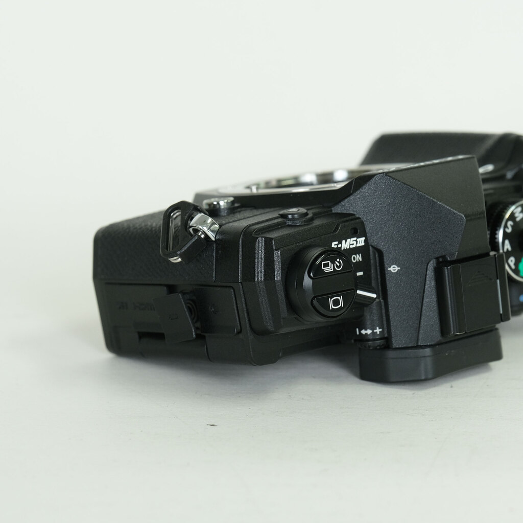 OLYMPUS OM-D E-M5 Mark III