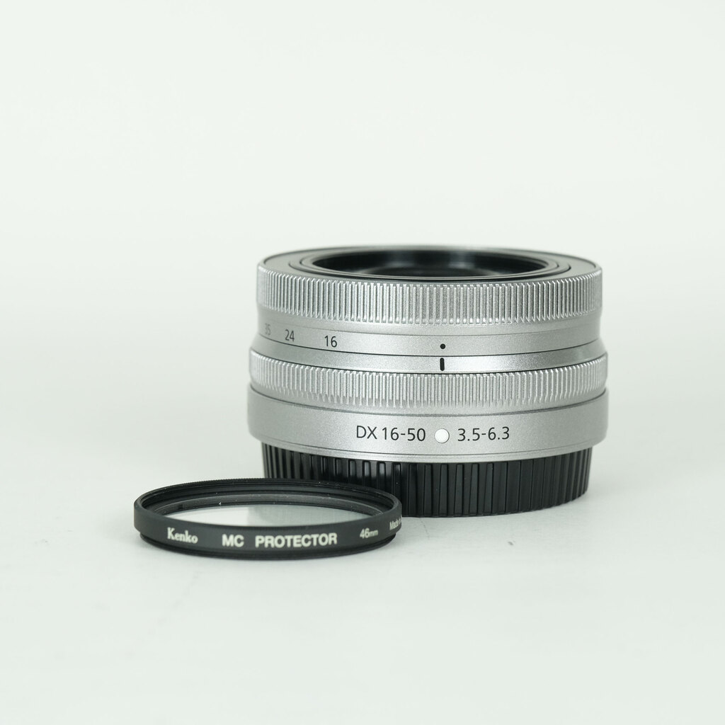 美品》 Nikon Z fc 16-50 VR レンズキット シルバー [ デジタルカメラ