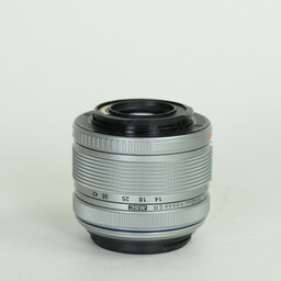 OLYMPUS M.ZUIKO DIGITAL 14-42mm F3.5-5.6IIR シルバー OLYMPUS M.ZUIKO DIGITAL 14-42mm F3.5-5.6IIR シルバー