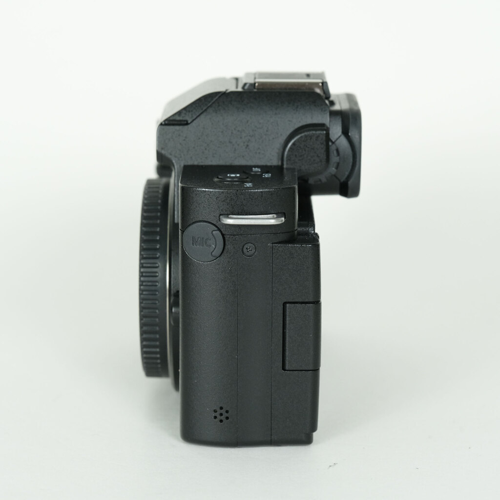 Panasonic LUMIX DC-G100D �{�f�B