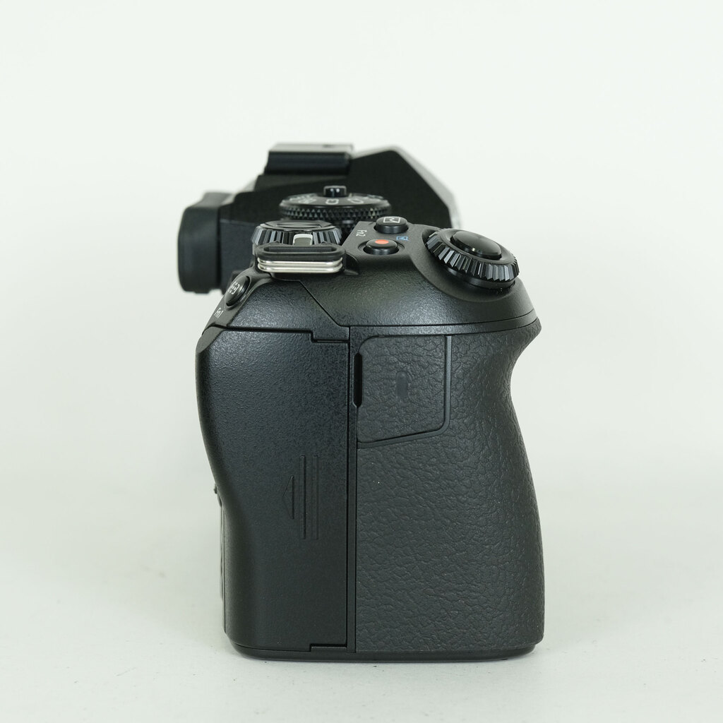 OLYMPUS OM-D E-M1 Mark II