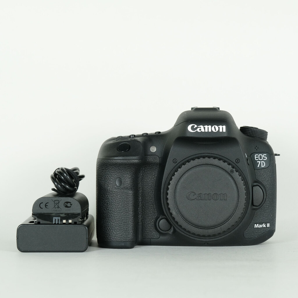 【7/22までの出品です】Canon EOS 7D Mark II Canon EOS 7D Mark IIの出品 | ONE SCENE（ワンシーン）