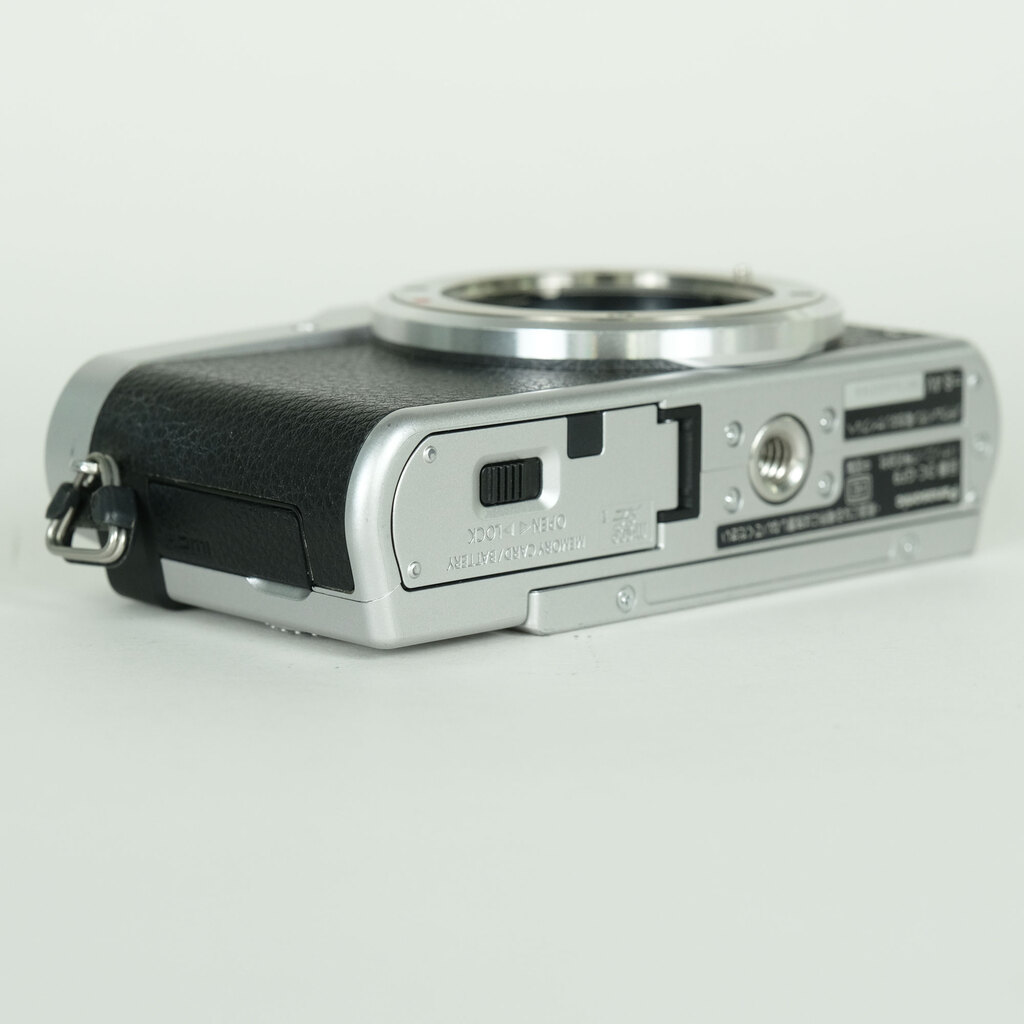 Panasonic LUMIX DC-GF9 ボディ シルバーの出品 | ONE SCENE（ワンシーン）