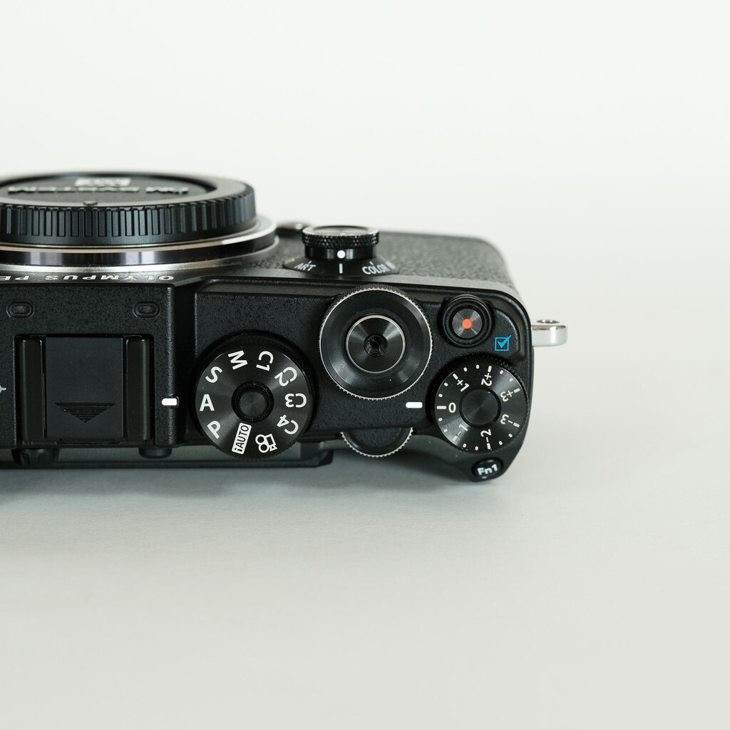 OLYMPUS PEN-F