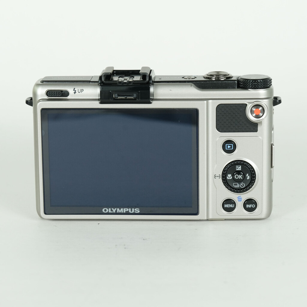 OLYMPUS XZ-1 チタニウムシルバー プレミアムキットの出品 | ONE SCENE