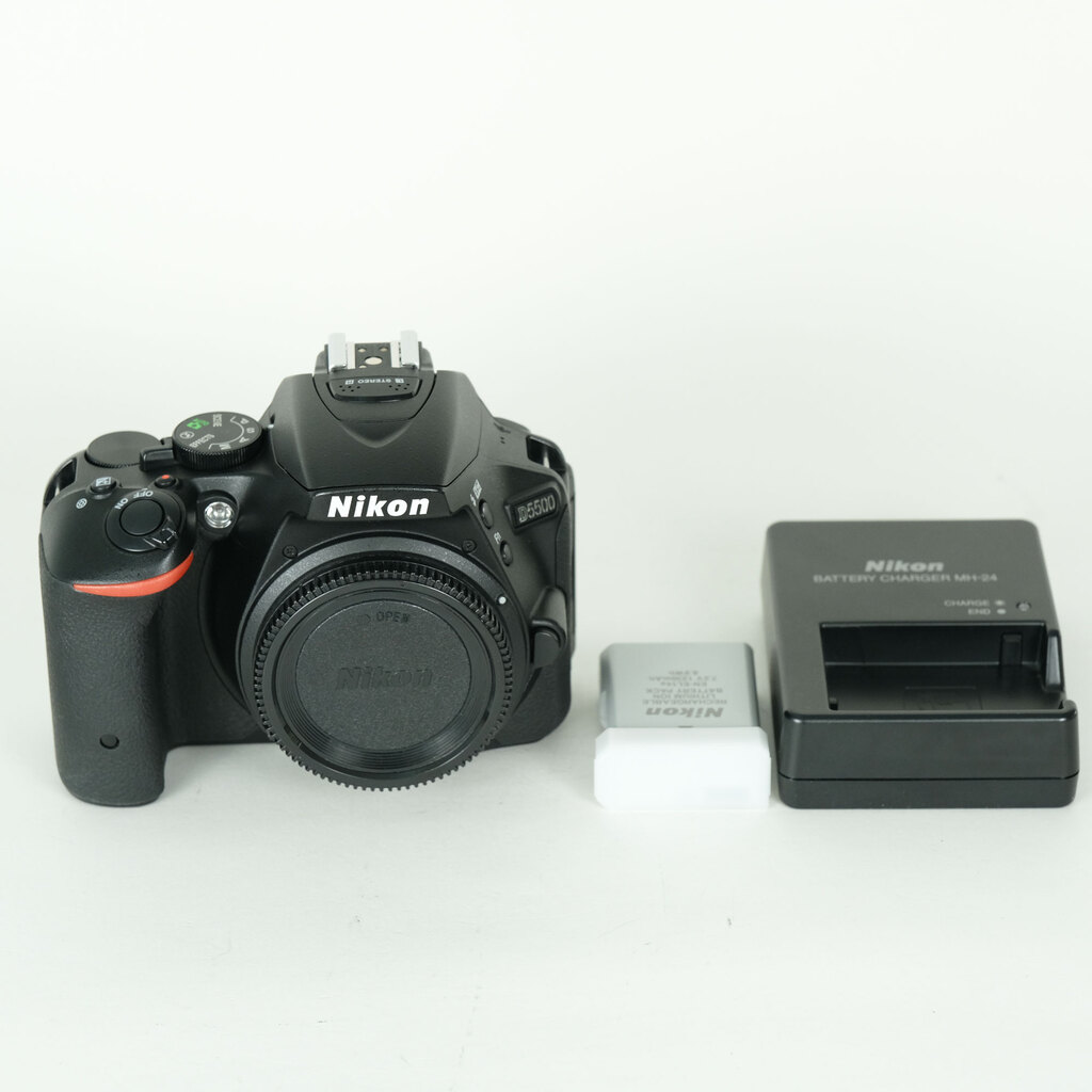 お値下げ❣️★美品/未使用に近い Nikon D5500 本体+レンズ＋関連グッズ Nikon D5500の出品 | ONE SCENE（ワンシーン）